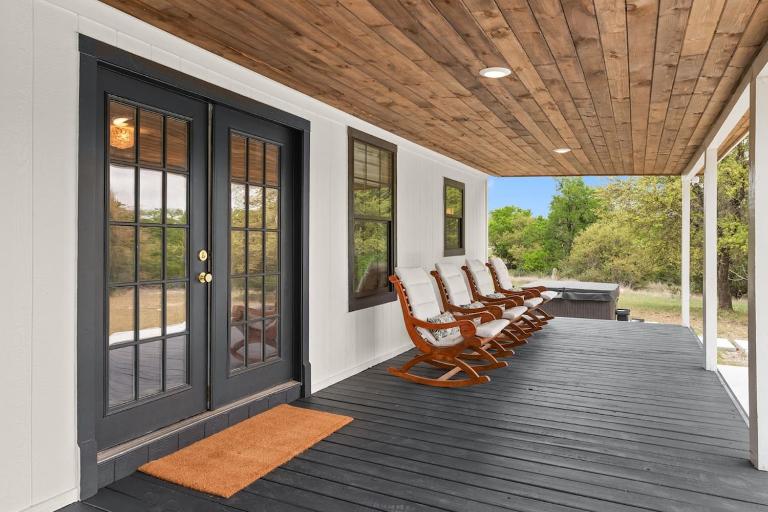 Near Wineries and Main St Private Hot Tub and Parking - B&B Fredericksburg