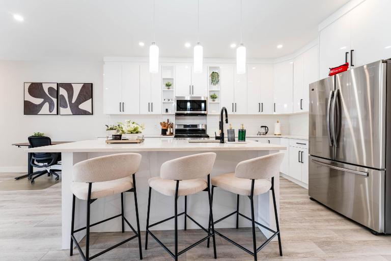 Luxury Inner City Home Near DT & Stampede With Air conditioner I Fast Wifi I Free Parking I King Bed - B&B Calgary
