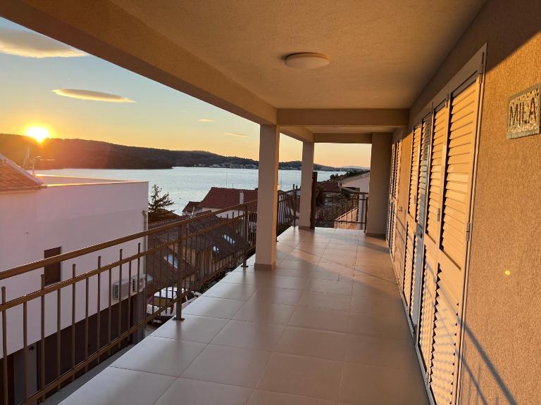 Villa Pina Tisno Apartment Mila 4-6 personen mit Meerblick - B&B Tisno