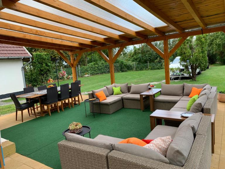 Lake Balaton Family with 3 bedrooms and private beach , private parking - B&B Balatonszárszó