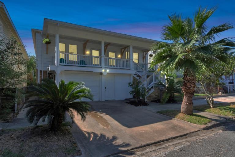 M Avenue Trio Whole Historic Triplex Sleeps 19 Walk to Galveston Beach - B&B Galveston