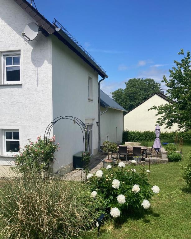 Landhaus Laux - Bed and Breakfast Schmitt