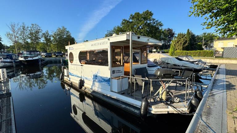 Hausboot in Berlin, festliegend im Yachthafen Schmöckwitz, mit Heizung - Chambres d'hôtes Berlin