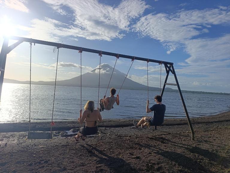 Kencho's Beach House-Sunset & Beachside stay in Ometepe - B&B El Perú