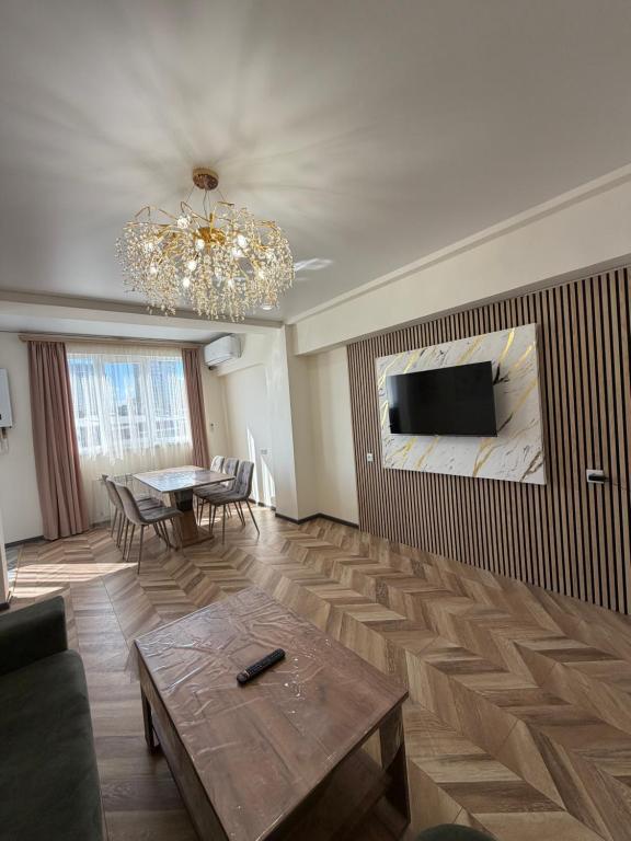 Spacious 2-Bedroom Apartment in the Heart of Yerevan - Chambres d'hôtes Erevan