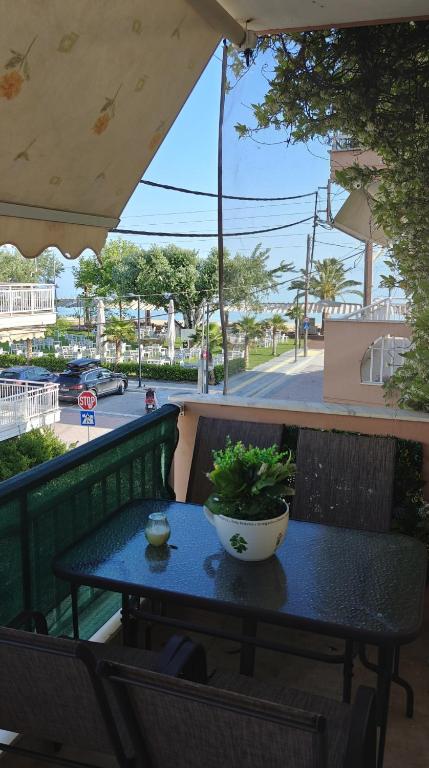 NiK Seaview Suite Balcony Steps from Beach - Ferienwohnung Néa Flogitá