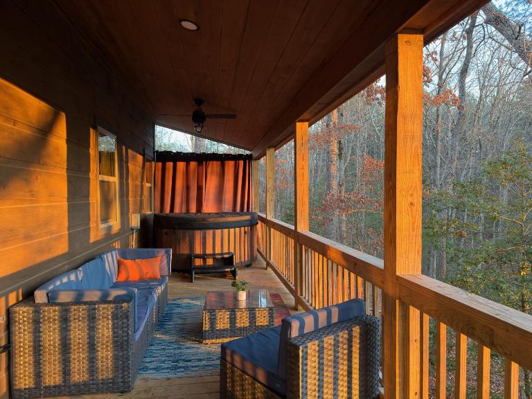 Peaceful Cabin with Hot Tub, Grill & Fire Pit - B&B Murphy