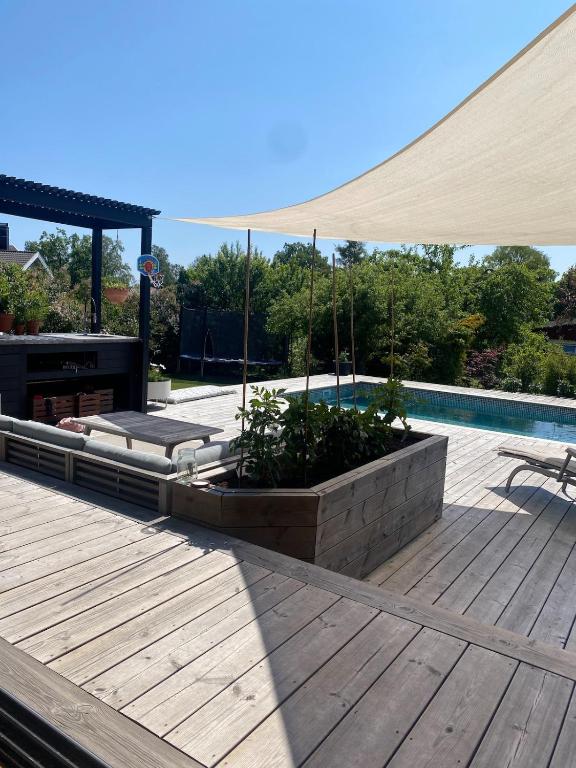 Enplansvilla med pool - B&B Trosa