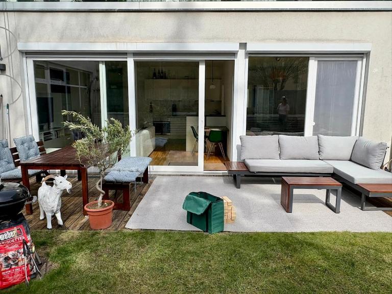 Quiet and central, modern apartment at U1, with garden & parking - B&B Vienna