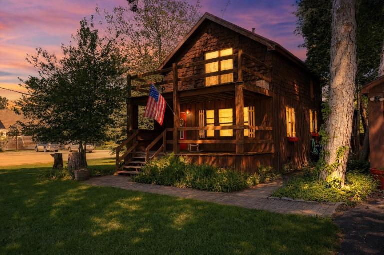 City Explorer Basecamp Buffalo Duplex - B&B Buffalo