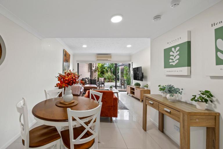 Spacious & Cozy 2BR Apt with Parking, Balcony & WiFi - Ferienwohnung Brisbane