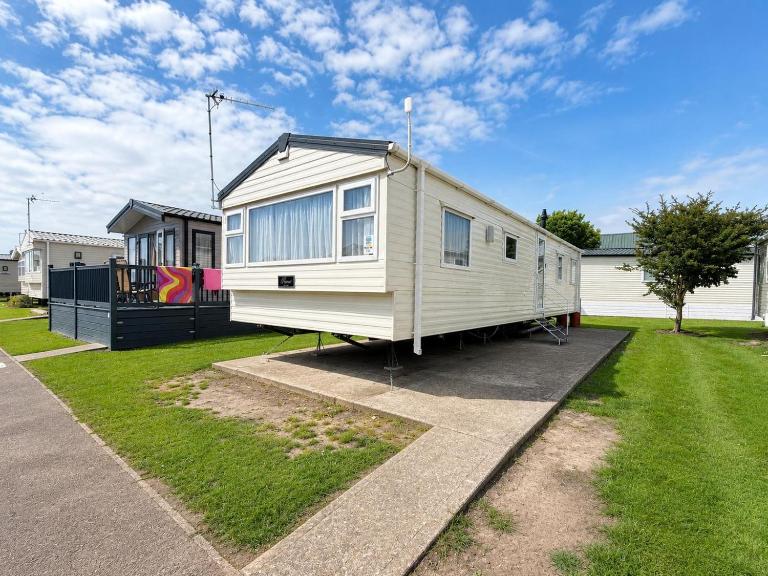 Homely caravan by the beach at Pakefield Holiday Park in Suffolk ref 68088CR - Chambres d'hôtes Pakefield