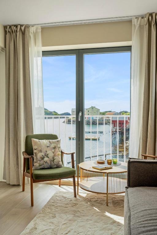 Helt NY Leilighet med Havet som Nabo - B&B Henningsvaer