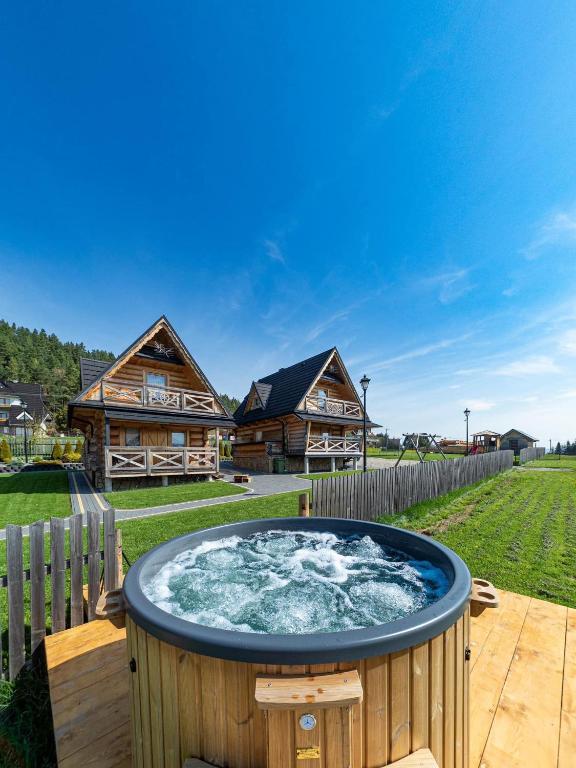 Osada Szaflary - jacuzzi na wyłączność dla każdego domku, ogólnodostępna sauna i plac zabaw w cenie - Bed and Breakfast Szaflary