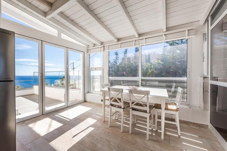 Blue Bay Sea View Apartment with Free Parking by PikHost - B&B Dhërmi