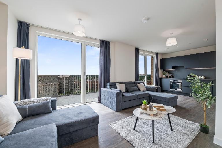 Luxury 2-Bed in Harrow - Sleeps 8 - Private Balcony - B&B Hatch End