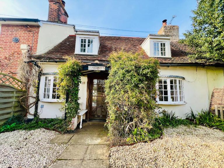 Bright Seaside Cottage with Views Over the Estuary - Ferienwohnung West Mersea