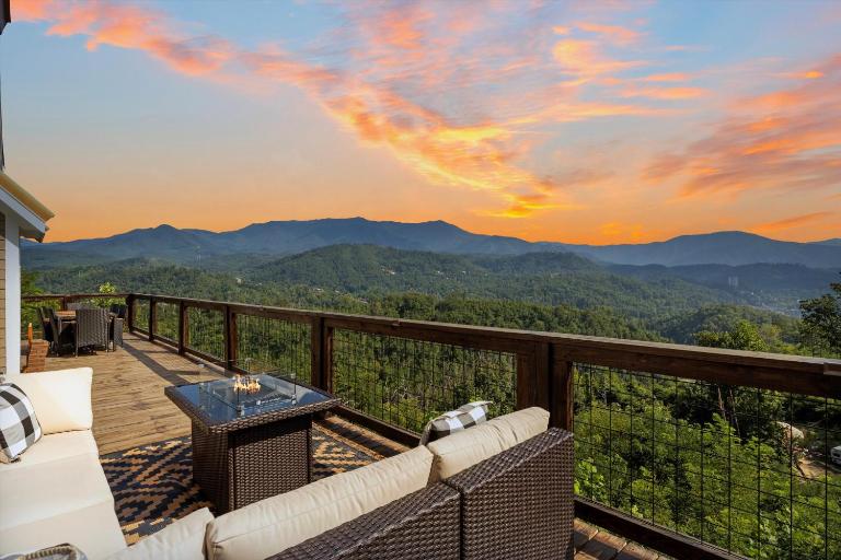 Mountain Retreat Near Downtown with Hot Tub & Views - B&B Gatlinburg