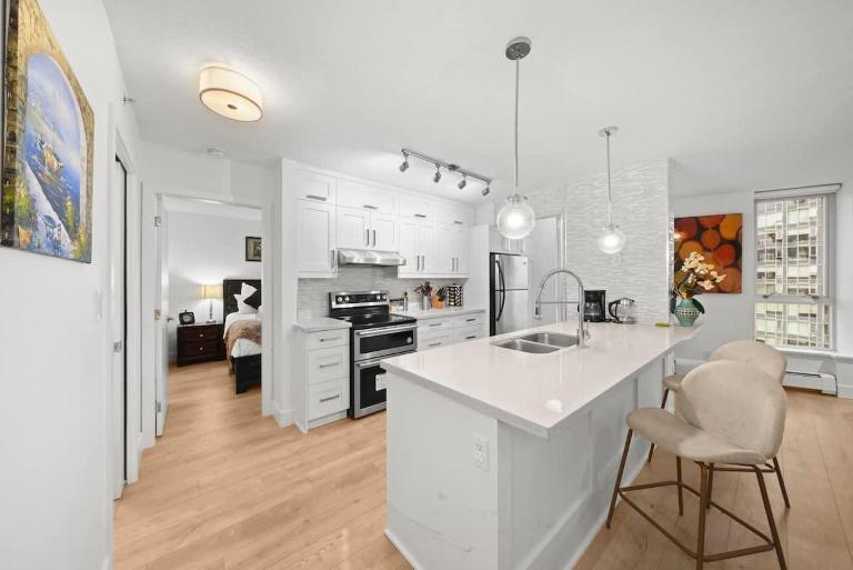 Cozy 2BR-2BA with Sofa Bed-Walk to Rogers & BC Pl - Ferienwohnung Vancouver