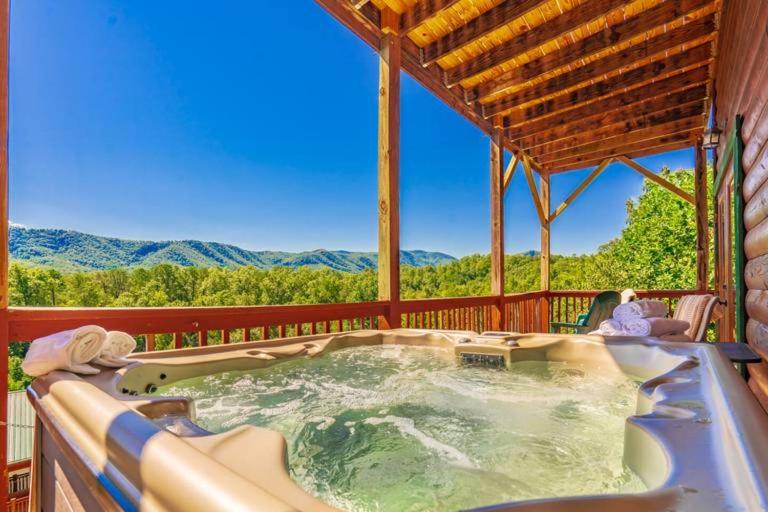 Luxury Cabin with Views, Theater, 2 Hot Tubs - Bed and Breakfast Pigeon Forge