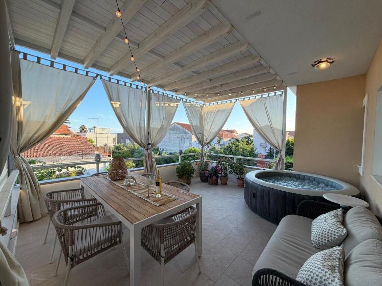 Niki Terrace & Jacuzzi Retreat - B&B Kutleše