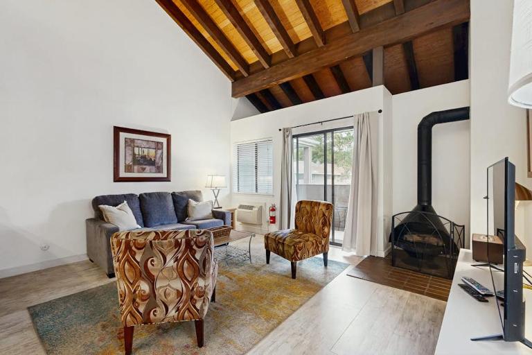 Adventure awaits no matter the season at this Lakeland Village studio with loft - Chambres d'hôtes South Lake Tahoe