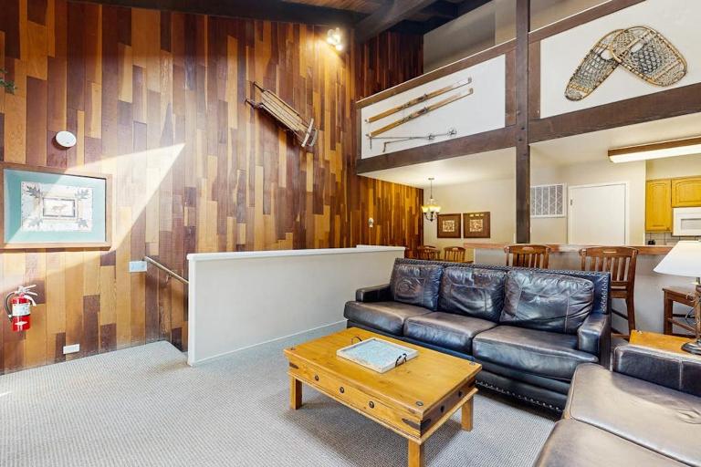 Lakefront Oasis Near the Slopes w Shared Pool & Hot Tub Beach Access & WiFi - Bed and Breakfast South Lake Tahoe