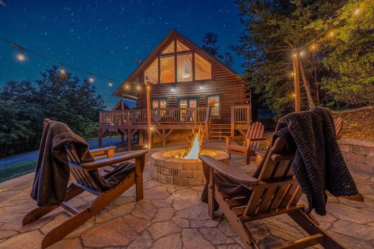 Cabin with Mountain Views, Hot Tub, Sauna, Fire Pit & Games - B&B Gatlinburg