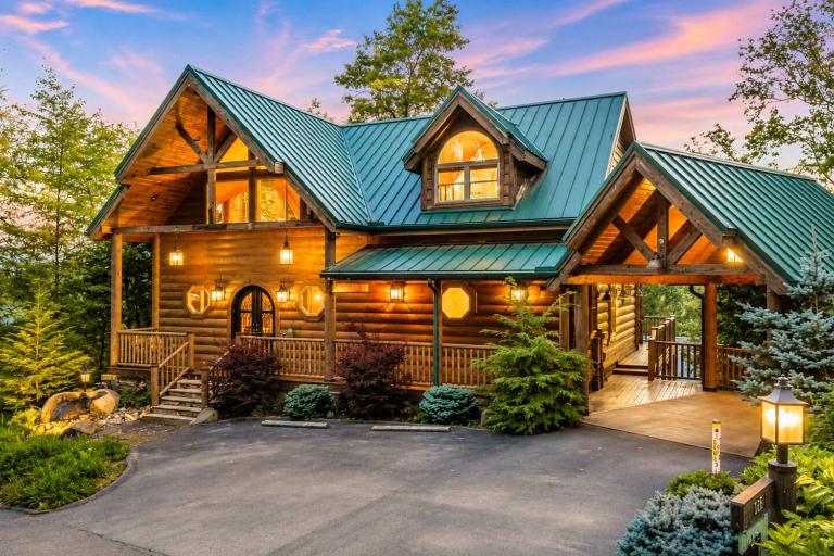 Hot Tub with Theater, Game Room and Sleeps 13 - B&B Gatlinburg