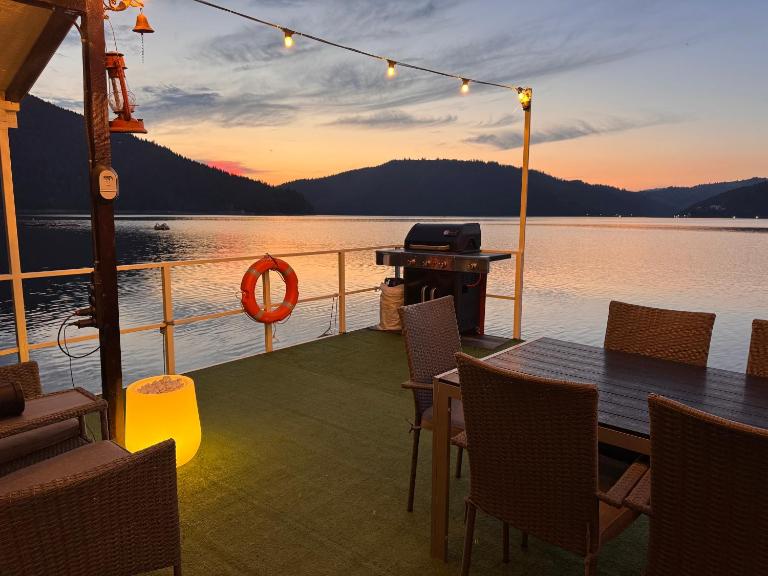 Casa pe lac Bicaz - B&B Bicaz