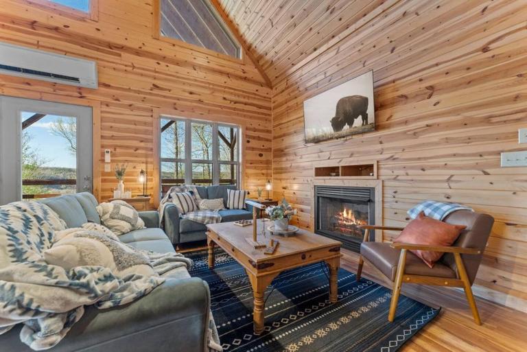 Jasper Cabin with Hot Tub, Fire Pit & Mtn Views - B&B Jasper