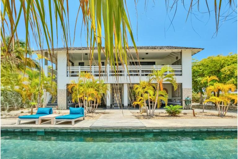 Villa Vierkant with a quiet location a private pool and an extra spacious outdoor area - B&B Kralendijk