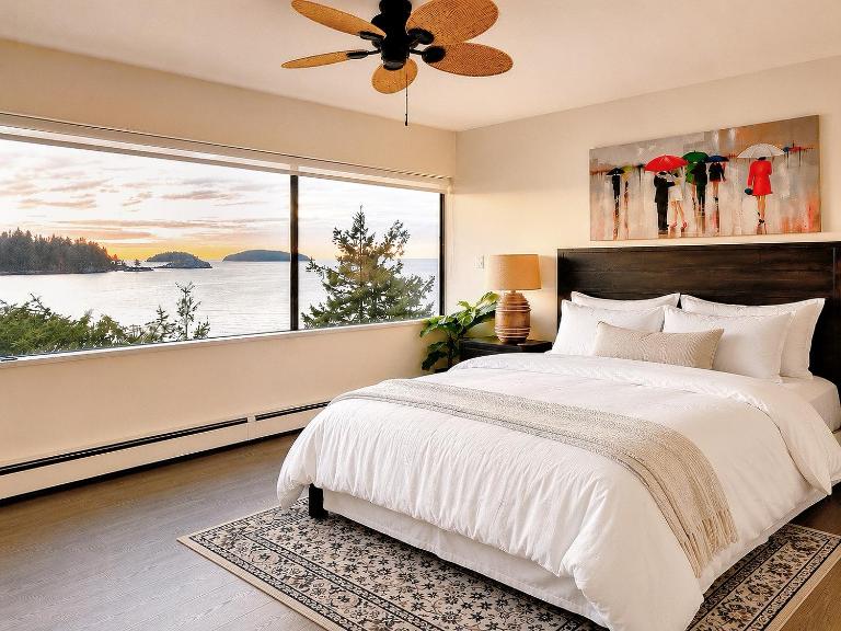 Oceanfront Escape with Private Bath and Beach Access - B&B Gibsons