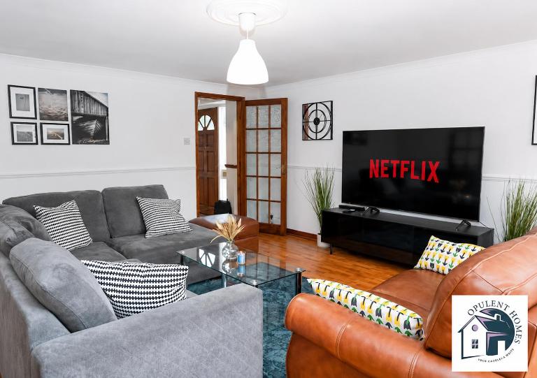 Contractor-Ready 7BR Home - Central Reading Location, Team & Family Friendly, WIFI & Parking - B&B Caversham