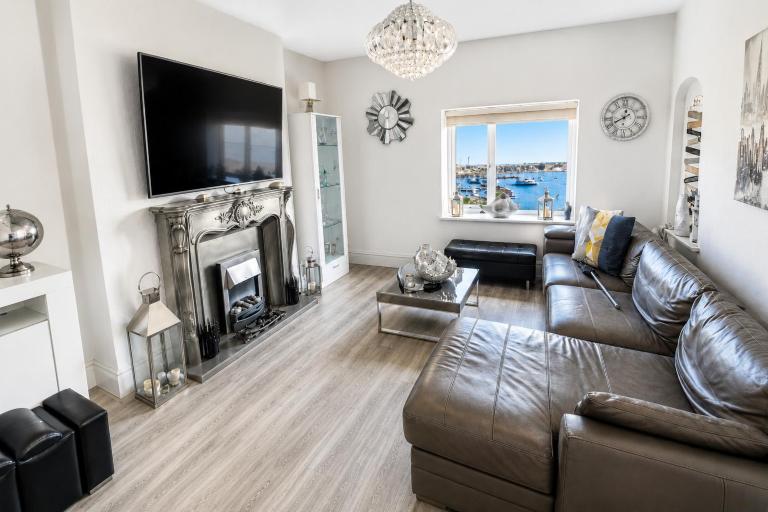 Stunning Harbour View Beachfront Apartment Parking - B&B Rhôs-on-Sea
