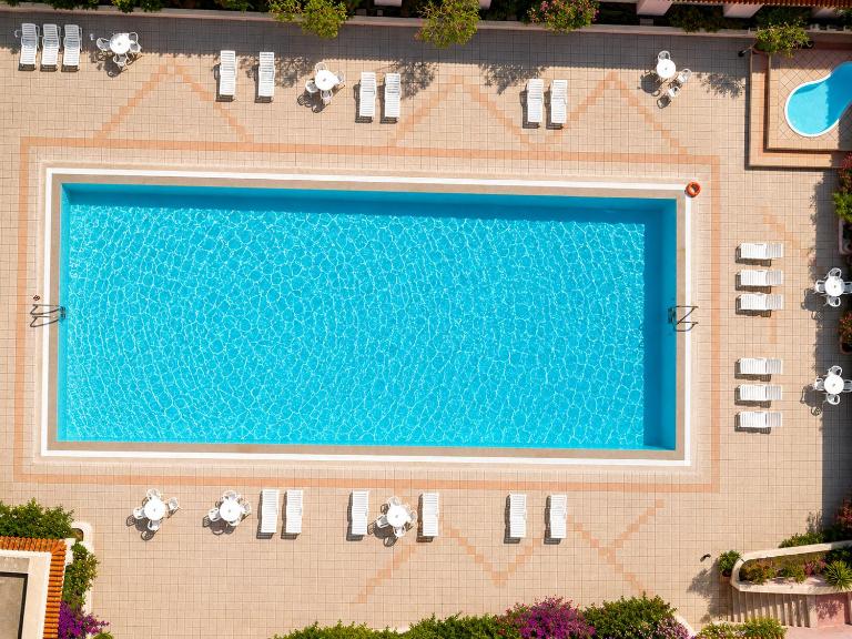 B&W Sea View Two Bedroom Apartment with Pool Near the Beach - Bed and Breakfast Baja Sardinia
