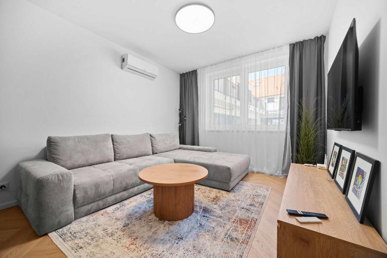 Old Town Modern Design Stay - AC & WI-FI - B&B Trnava