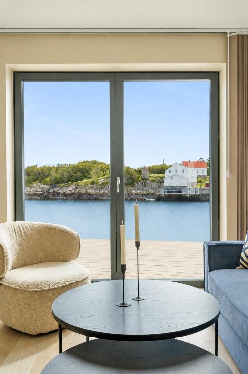 Henningsvær Oceanfront Apartment - Bed and Breakfast Henningsvær