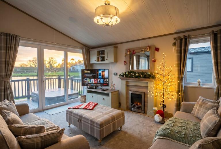 Kingfisher Lodge - Lakeside Lodge, Hot Tub, Woodhall Spa - Chambres d'hôtes Woodhall Spa