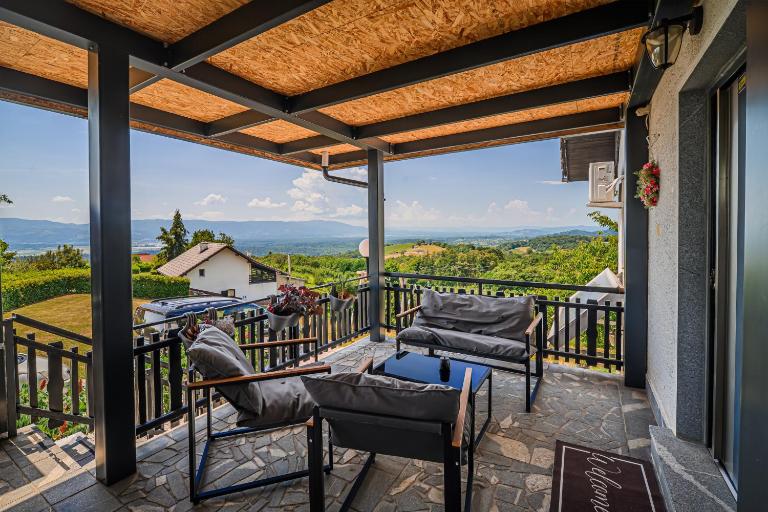 Vista Apartment With Hot Tub & Large Terrace - B&B Leskovec pri Krškem