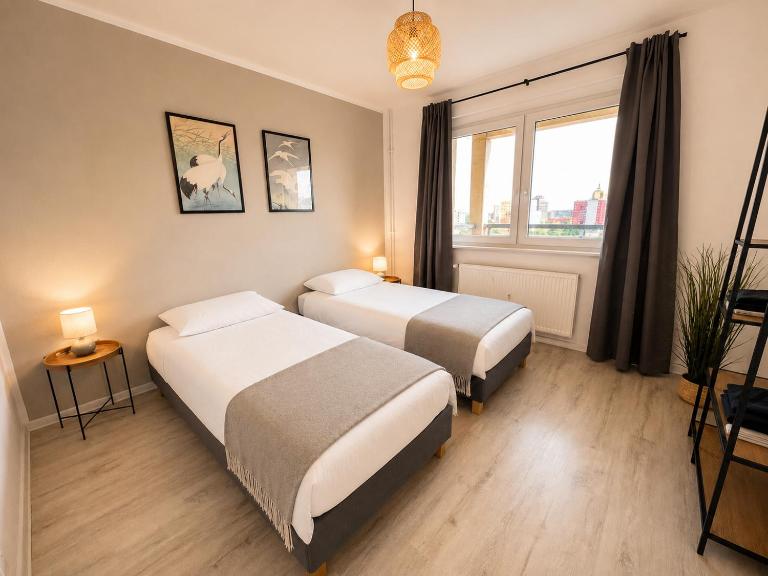 Modernes 5-Personen Apartment mit vollausgestatteter Küche, Balkon, Waschmaschine, TV, Wifi - B&B Halle