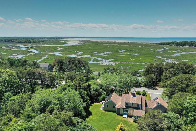Sunroom Mins to Beaches Views of Marsh - Bed and Breakfast Eastham