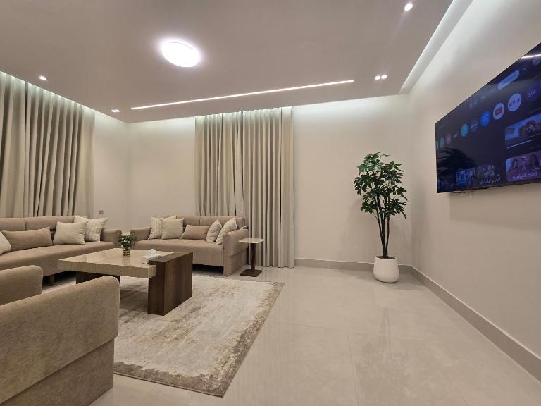 شقة فندقية مدخل خاص مجلس وصالة وثلاث غرف نوم - Ferienwohnung Ta'if