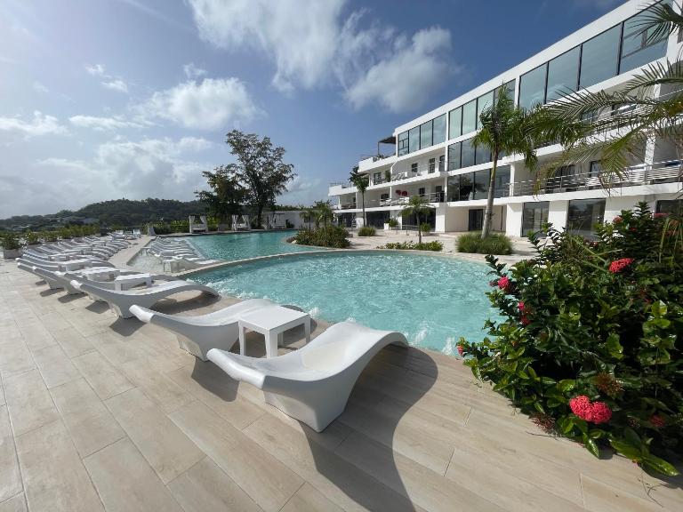 Luxury Coastal Retreat with Jacuzzi 8 min to Beach - B&B Las Terrenas