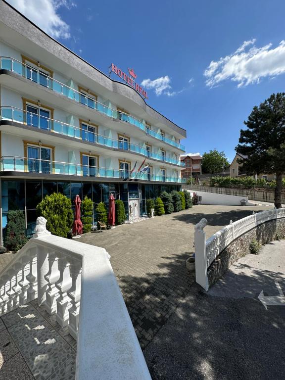 Hotel Restaurant Real - Ferienwohnung Bajram Curr