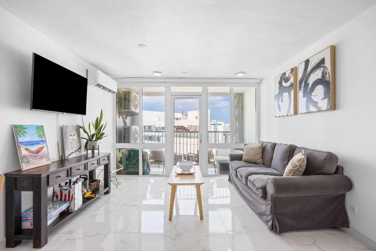 Isla Verde Beachfront ESJ Tower by Otium - B&B San Juan
