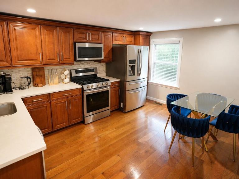 Modern 2 Bed 2 Bath Walk to Beach and Train 15 min Airport 25 min to Salem - Bed and Breakfast Revere