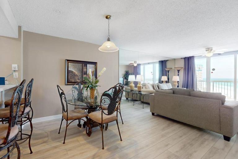 Beachfront with a heated pool & a spa - B&B Destin
