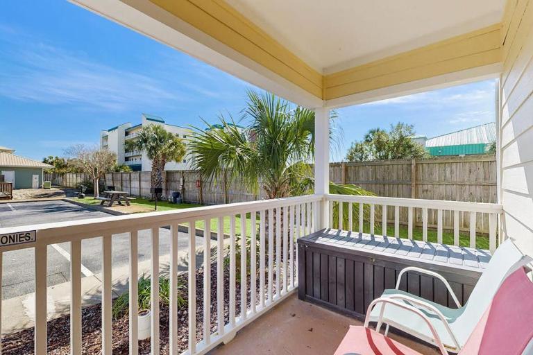 Condo in paradise with open layout pool access & patio - snowbird-friendly - B&B Destin