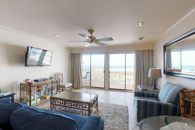 Beachfront condo with shared pool hot tub & fitness center plus beach access - Ferienwohnung Destin